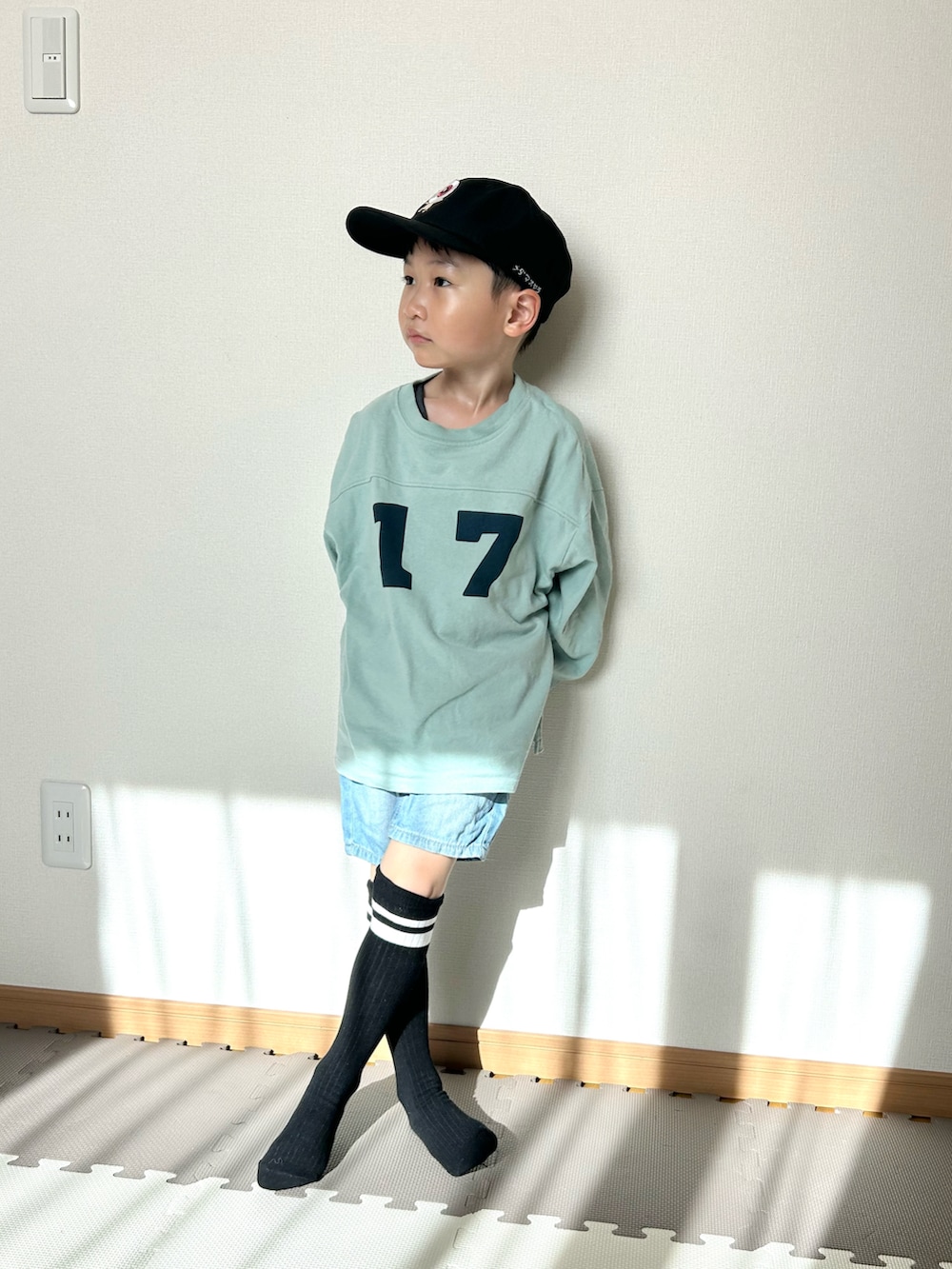 ブルー系のTシャツ/カットソー、ブルー系のデニムパンツ、ホワイト系のおもちゃを着用したキッズの春コーディネートの4枚目の写真