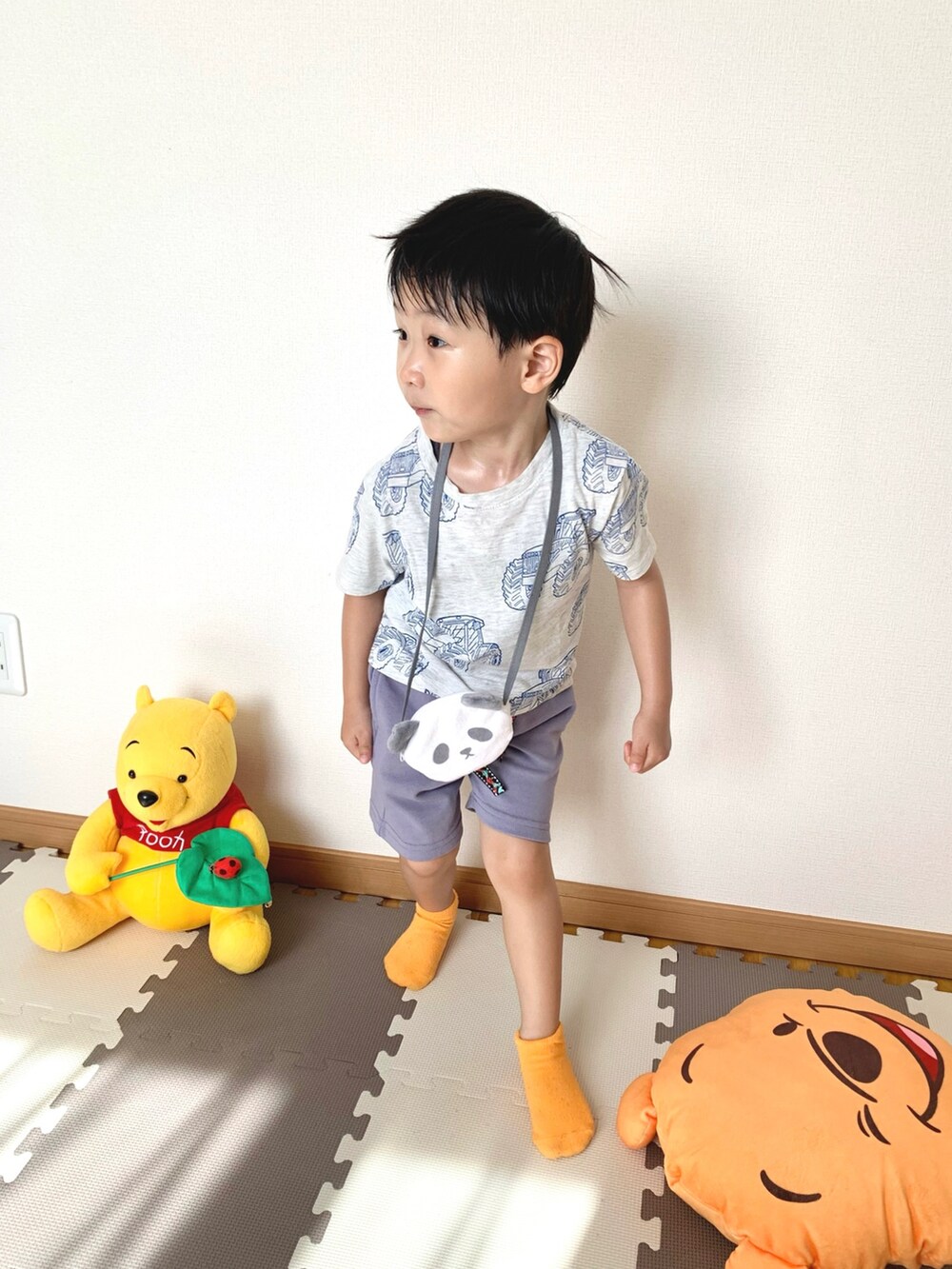 パープル系のその他パンツ、グレー系のTシャツ/カットソー、ホワイト系のショルダーバッグを着用したキッズの夏コーディネートの2枚目の写真