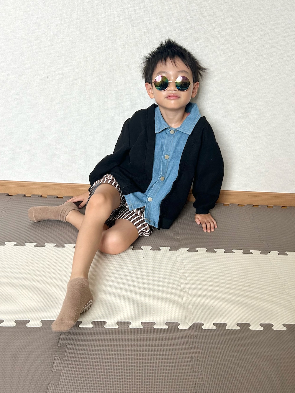 ブラック系のカーディガン/ボレロ、ブラウン系のパンツ、その他のその他を着用したキッズの夏コーディネートの3枚目の写真