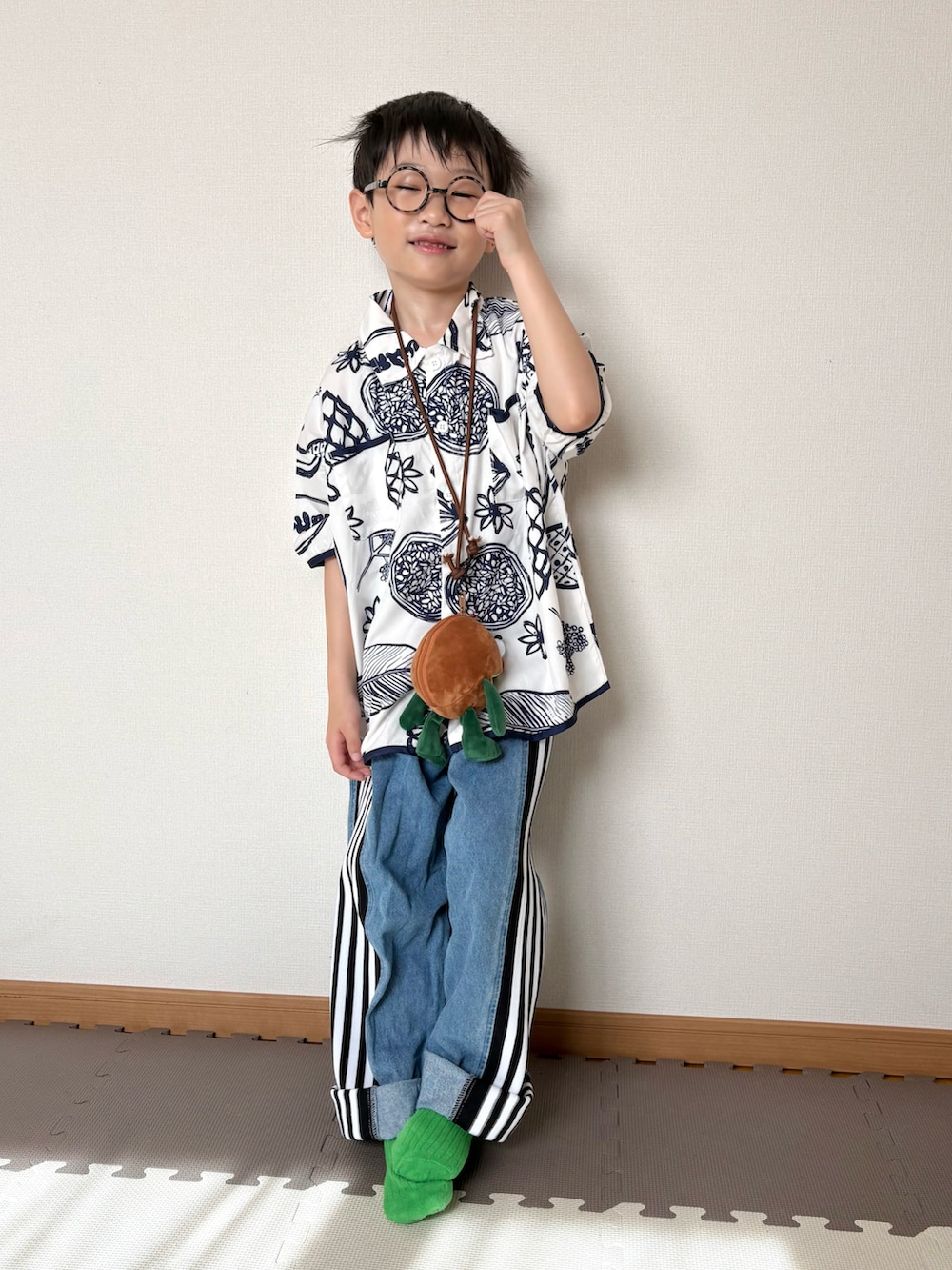 ブルー系のデニムパンツ、ホワイト系のシャツ/ブラウスを着用したキッズの夏コーディネートの5枚目の写真