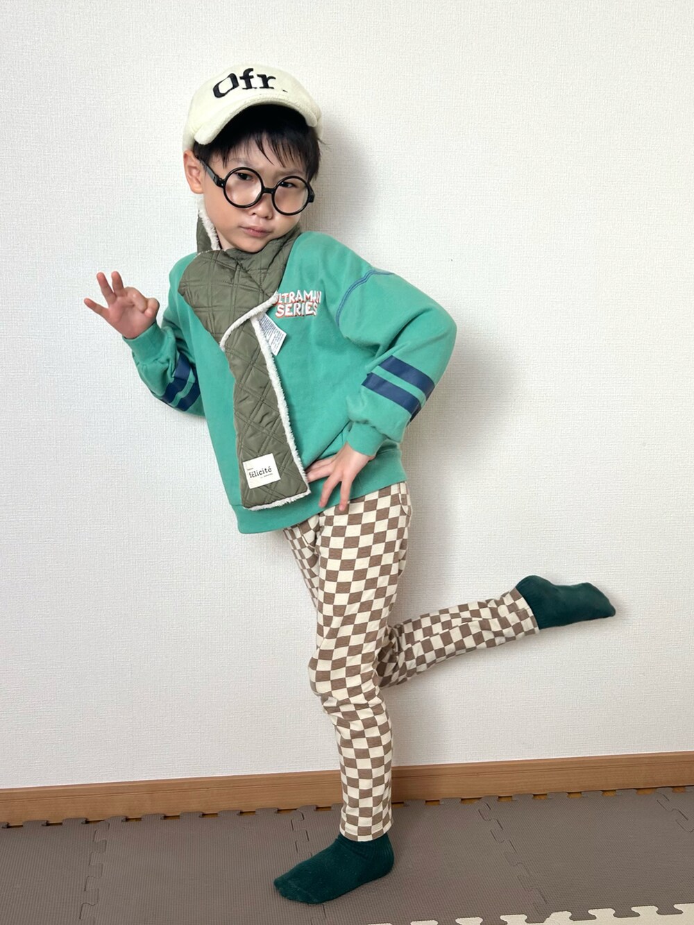 ブラウン系のその他パンツ、グリーン系のスウェット、ホワイト系のキャップを着用したキッズの冬コーディネートの3枚目の写真