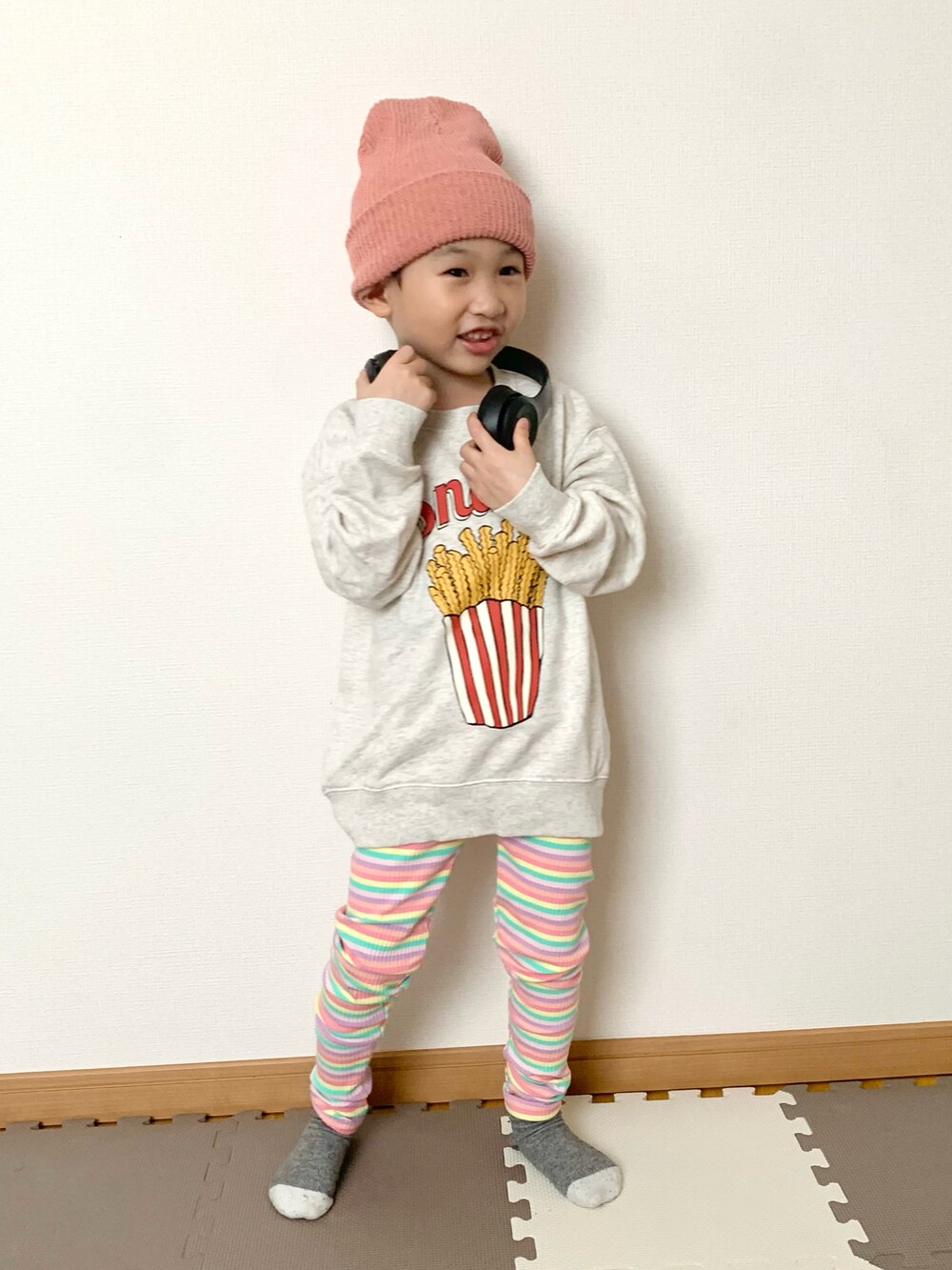 その他のスウェット、ピンク系のパンツ、ピンク系のニットキャップ/ビーニーを着用したキッズの春コーディネートの4枚目の写真