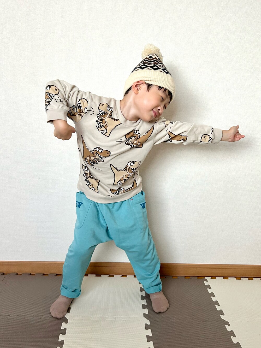 ベージュ系のスウェット、ブルー系のその他パンツ、ホワイト系のニットキャップ/ビーニーを着用したキッズの秋コーディネートの5枚目の写真