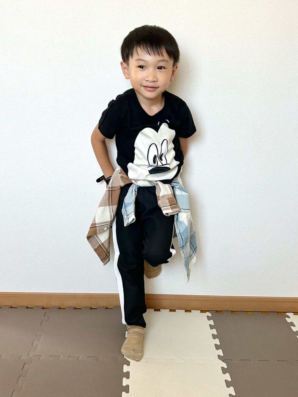 ブラック系のその他パンツ、ブラック系のTシャツ/カットソー、その他のシャツ/ブラウスを着用したキッズの秋コーディネートの4枚目の写真