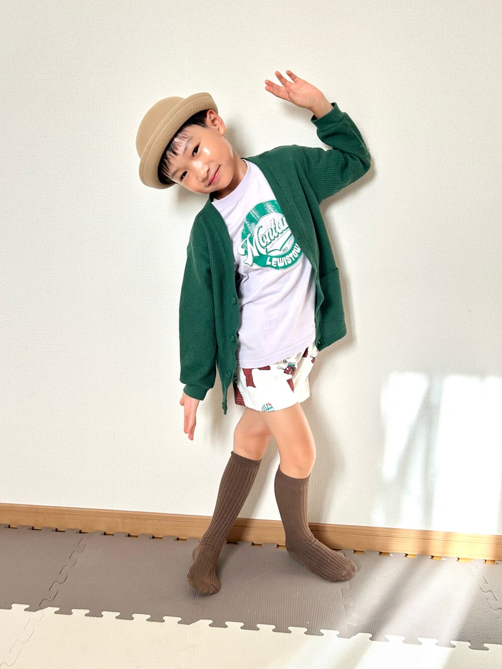 パープル系のTシャツ/カットソー、グリーン系のカーディガン/ボレロ、ホワイト系のTシャツ/カットソーを着用したキッズの秋コーディネートの3枚目の写真