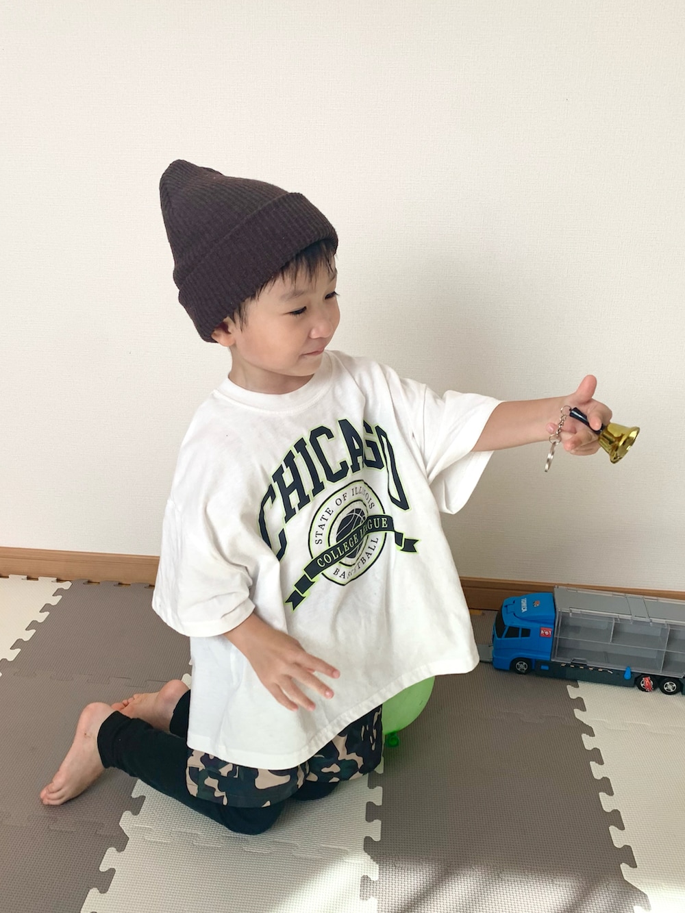 ホワイト系のTシャツ/カットソー、グリーン系のパンツ、ブラウン系のニットキャップ/ビーニーを着用したキッズの秋コーディネートの2枚目の写真