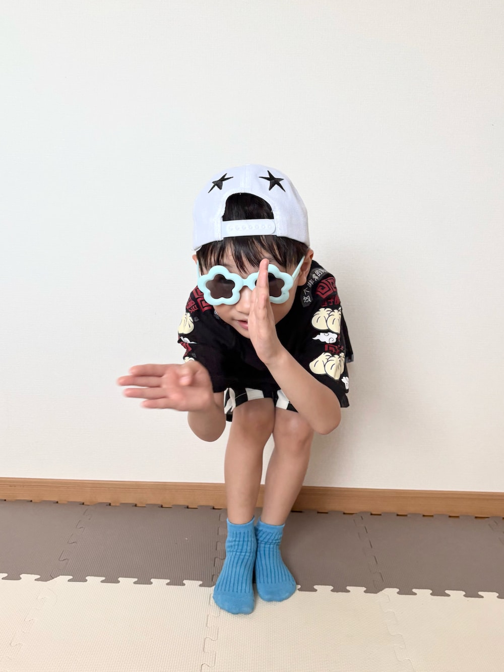 ブラック系のTシャツ/カットソー、ホワイト系のパンツ、ブルー系のサングラスを着用したキッズの夏コーディネートの4枚目の写真