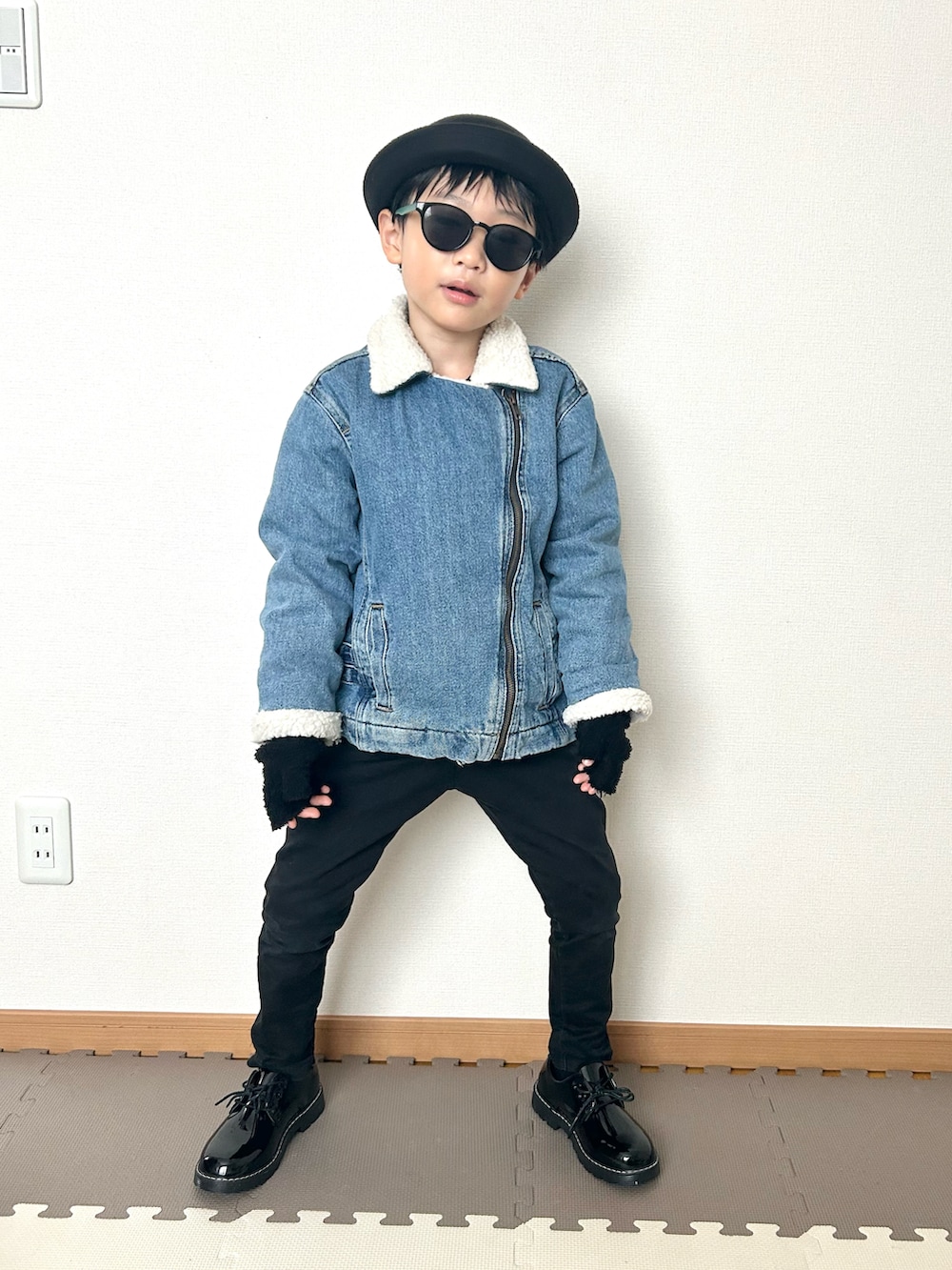 ブルー系のジャケット/アウター、ブラック系のパンツ、ブラック系のサングラスを着用したキッズの冬コーディネートの4枚目の写真