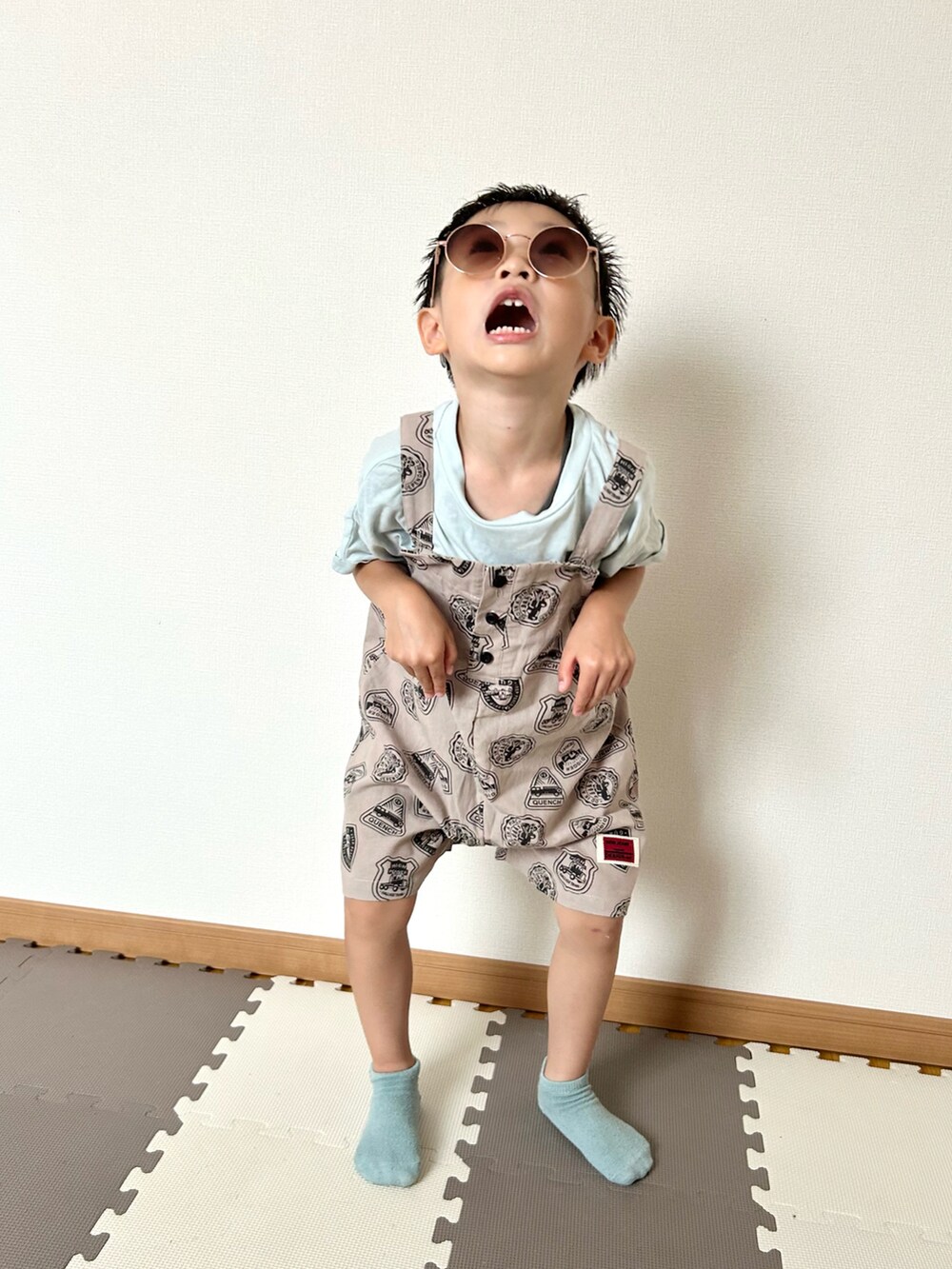 ブラウン系のサロペット/オーバーオール、グリーン系のTシャツ/カットソー、その他のおもちゃを着用したキッズの夏コーディネートの2枚目の写真