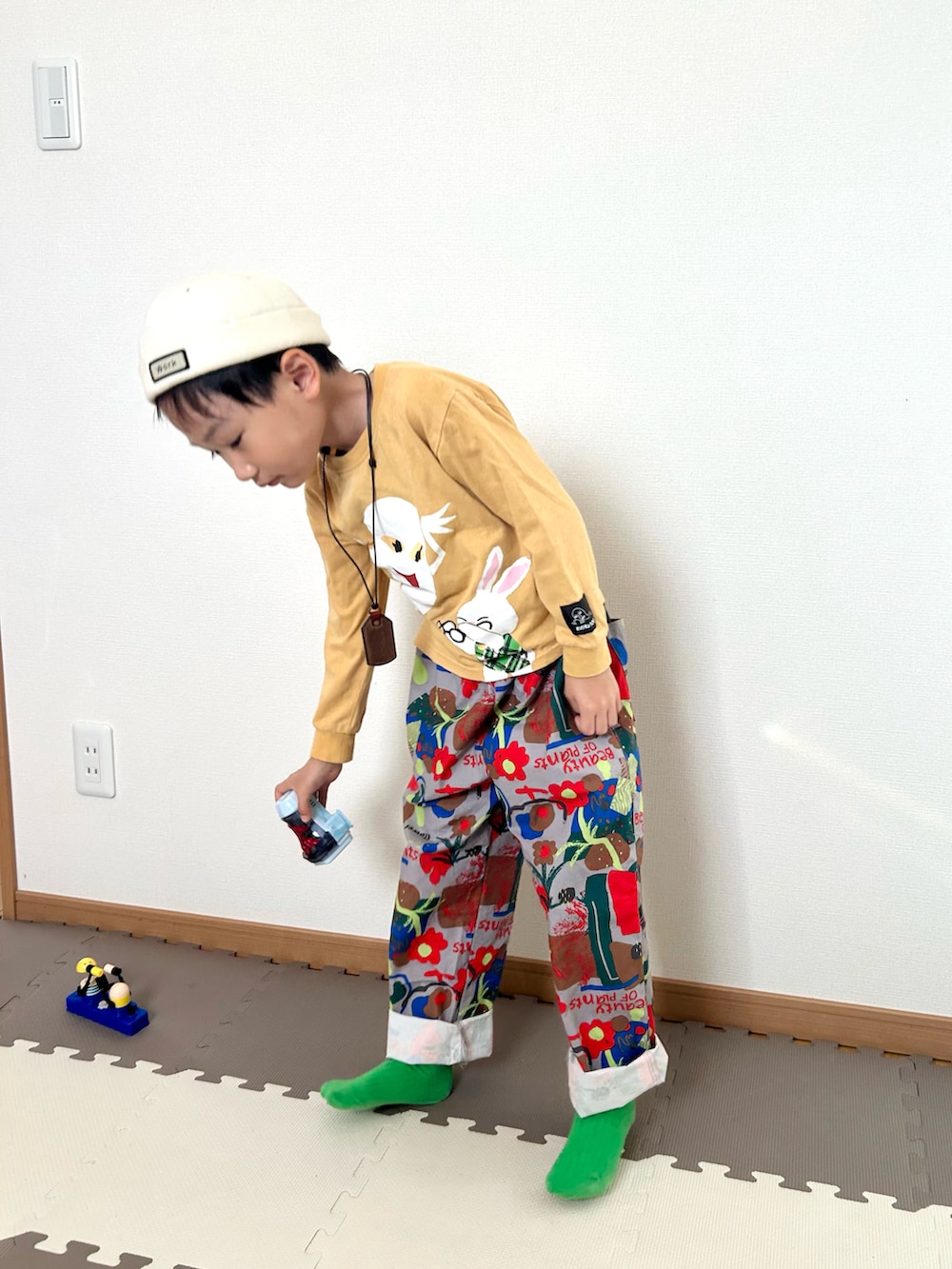 その他のその他パンツ、イエロー系のTシャツ/カットソー、ブラウン系のネックレスを着用したキッズの秋コーディネートの5枚目の写真