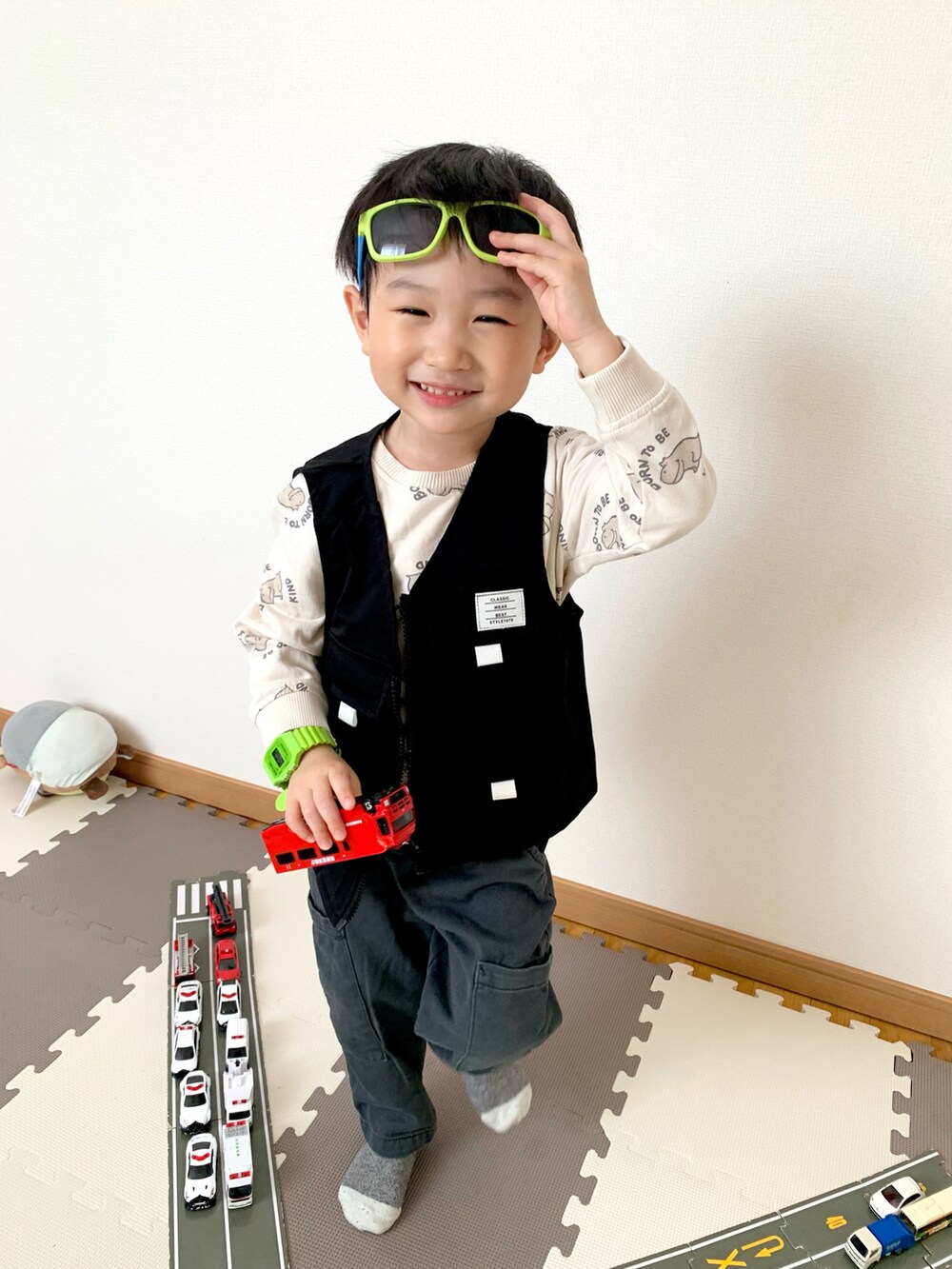 グレー系のカーゴパンツ、ブラック系のベスト、ホワイト系のスウェットを着用したキッズの春コーディネートの4枚目の写真