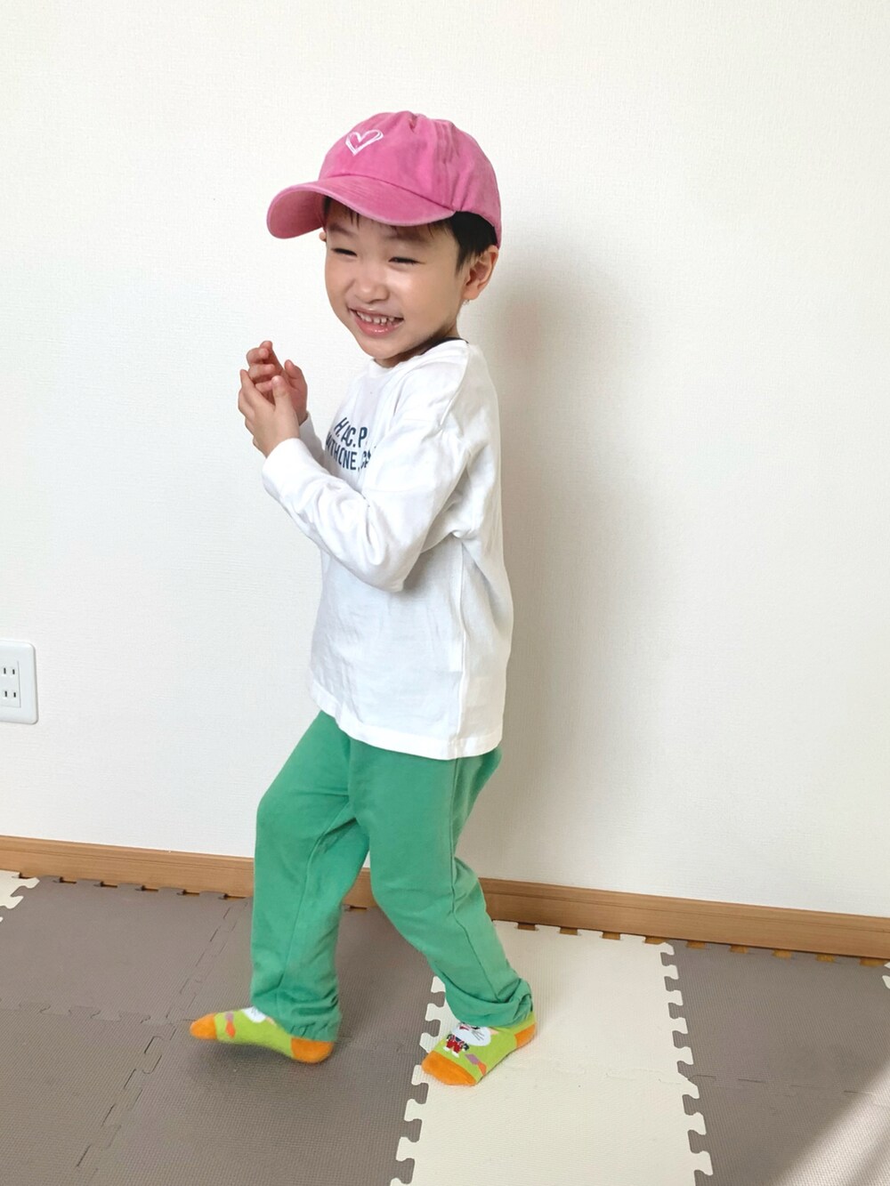 ホワイト系のTシャツ/カットソー、グリーン系のスウェットパンツ、グリーン系のソックス/靴下を着用したキッズの春コーディネートの4枚目の写真