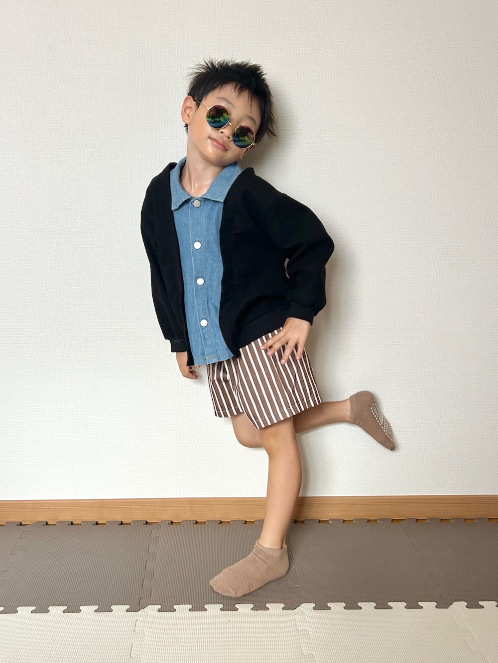 ブラック系のカーディガン/ボレロ、ブラウン系のパンツ、その他のその他を着用したキッズの夏コーディネートの2枚目の写真