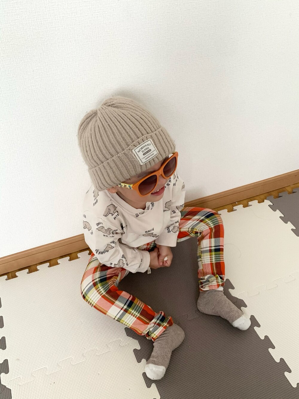 ホワイト系のスウェット、オレンジ系のその他パンツ、ベージュ系のニットキャップ/ビーニーを着用したキッズの秋コーディネートの3枚目の写真