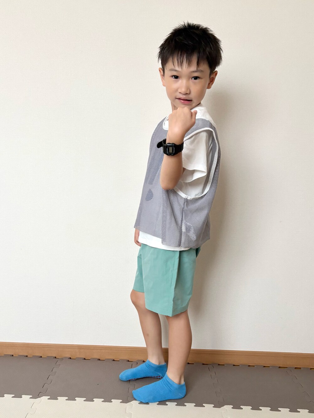 グリーン系のその他パンツ、ホワイト系のTシャツ/カットソー、ブラック系の腕時計を着用したキッズの夏コーディネートの3枚目の写真