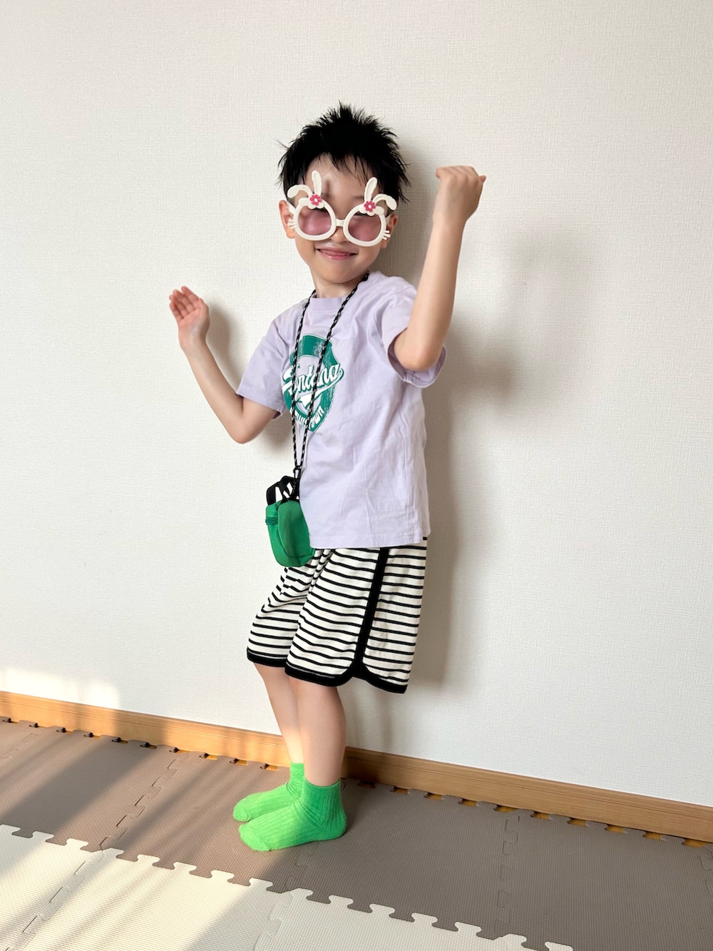 パープル系のTシャツ/カットソー、ホワイト系のセットアップ、その他のその他を着用したキッズの夏コーディネートの4枚目の写真