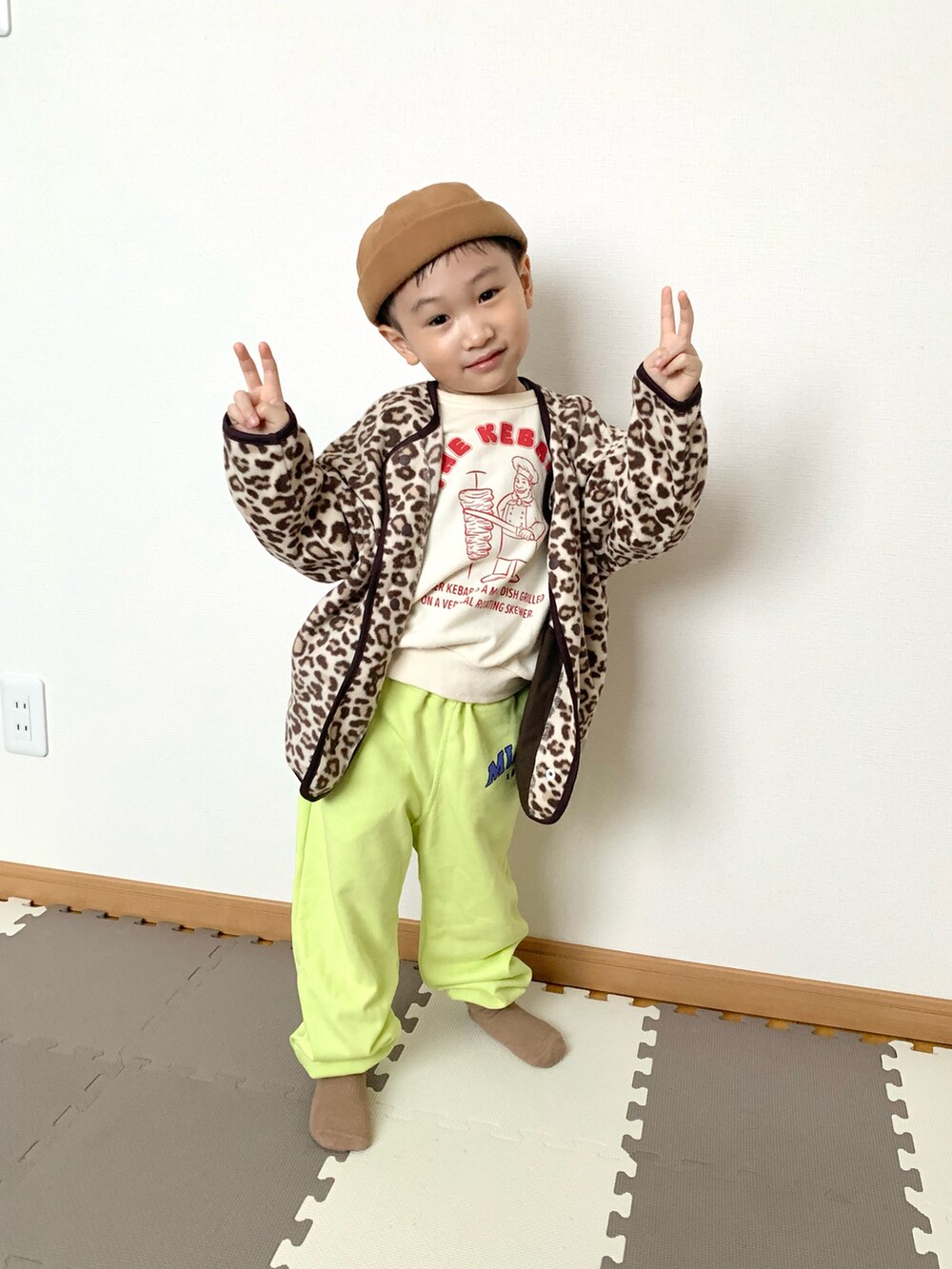 グリーン系のその他パンツ、ベージュ系のカーディガン/ボレロ、ホワイト系のスウェットを着用したキッズの冬コーディネートの2枚目の写真