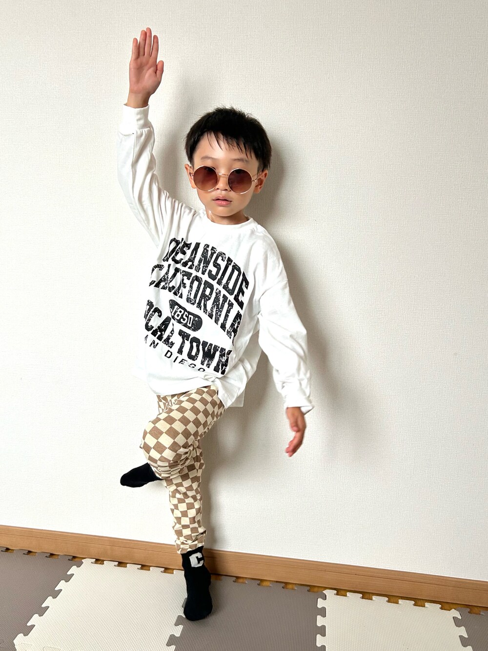 ブラウン系のその他パンツ、ホワイト系のTシャツ/カットソー、ブラウン系のサングラスを着用したキッズの秋コーディネートの2枚目の写真