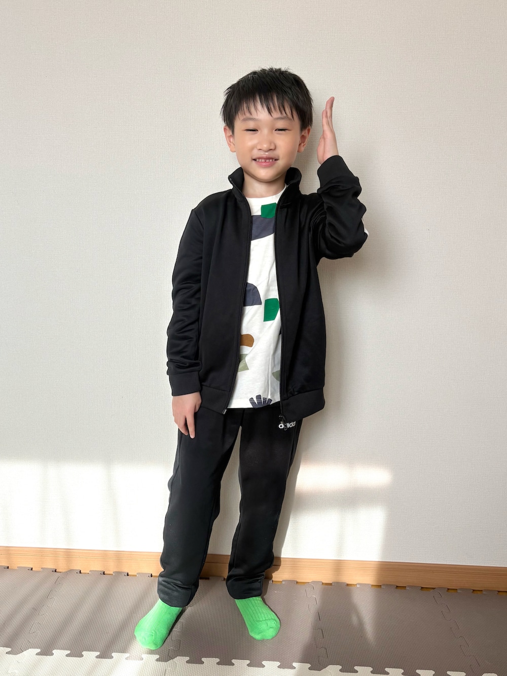 その他のTシャツ/カットソー、ブラック系のセットアップを着用したキッズの春コーディネートの3枚目の写真