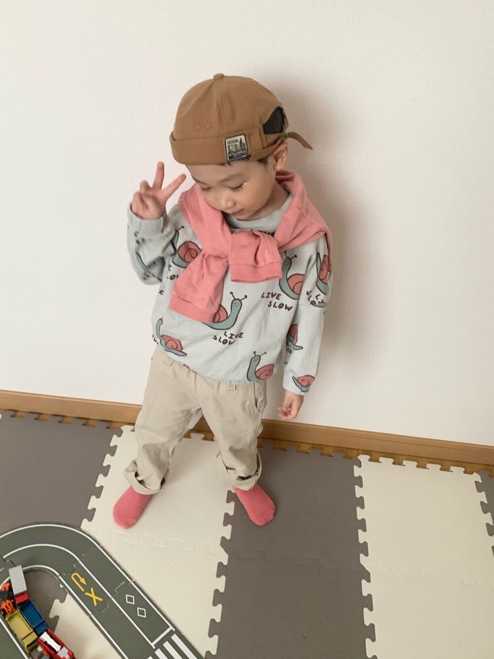 ピンク系のTシャツ/カットソー、グリーン系のスウェット、ベージュ系のパンツを着用したキッズの春コーディネートの4枚目の写真