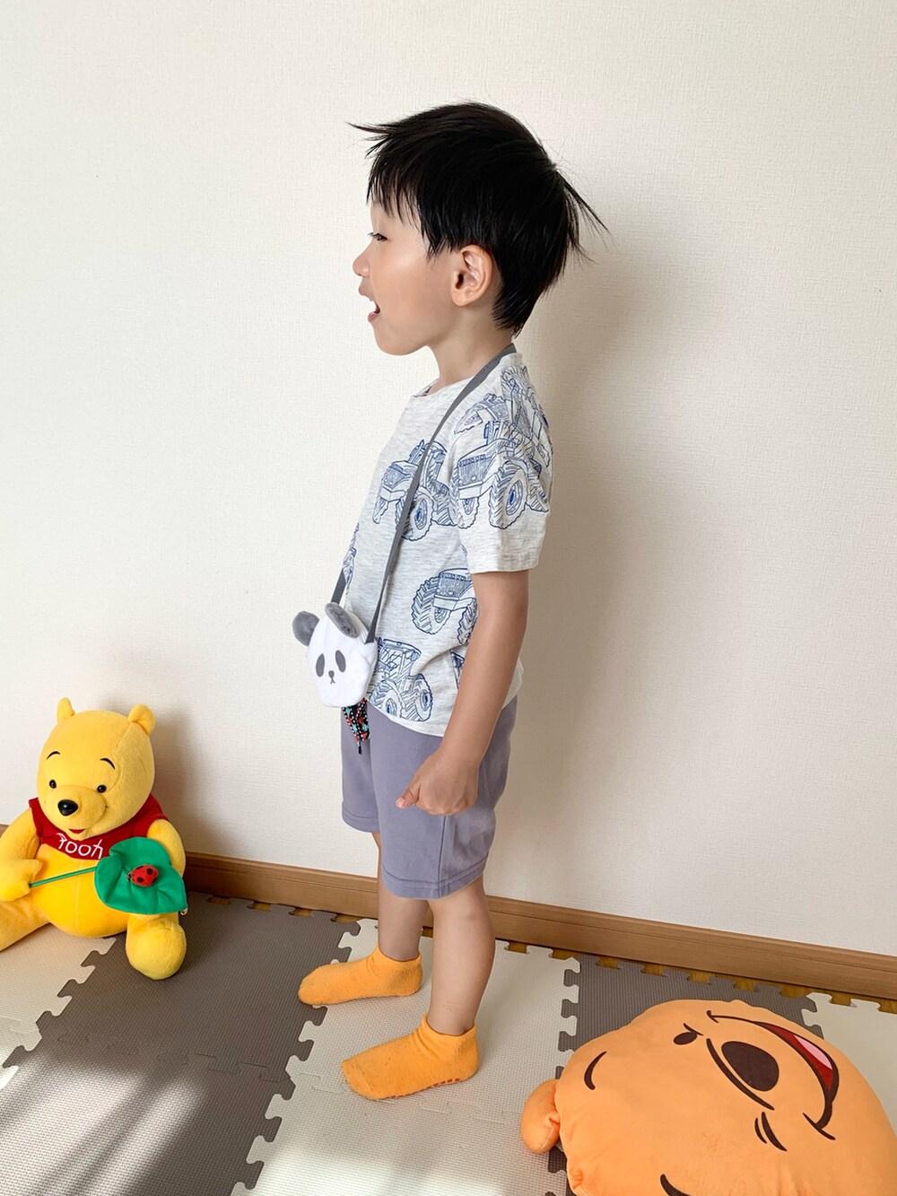 パープル系のその他パンツ、グレー系のTシャツ/カットソー、ホワイト系のショルダーバッグを着用したキッズの夏コーディネートの3枚目の写真