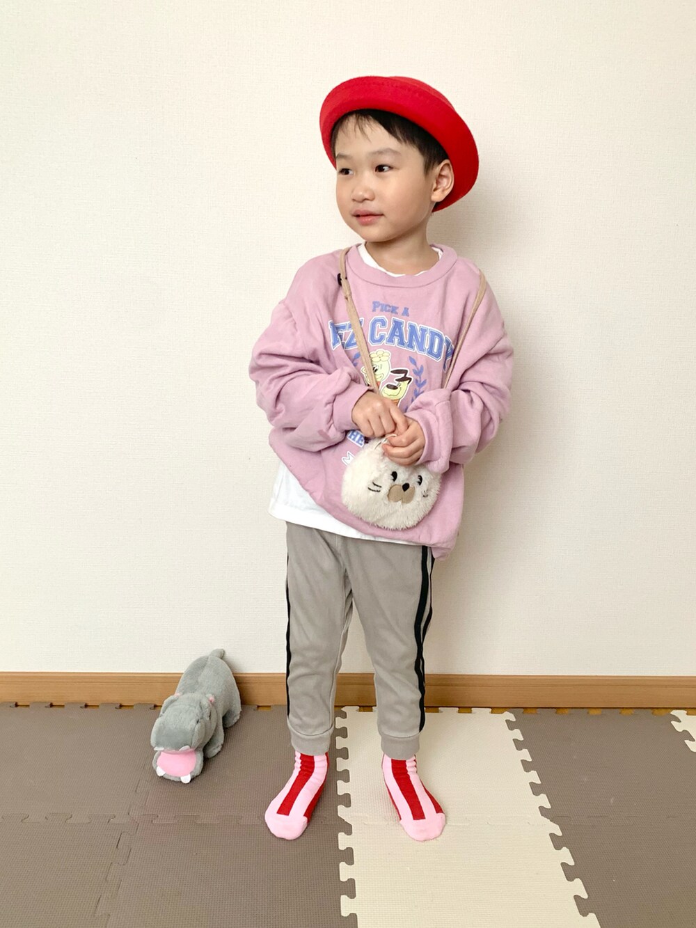 グレー系のその他パンツ、ピンク系のスウェット、ホワイト系のショルダーバッグを着用したキッズの春コーディネートの5枚目の写真