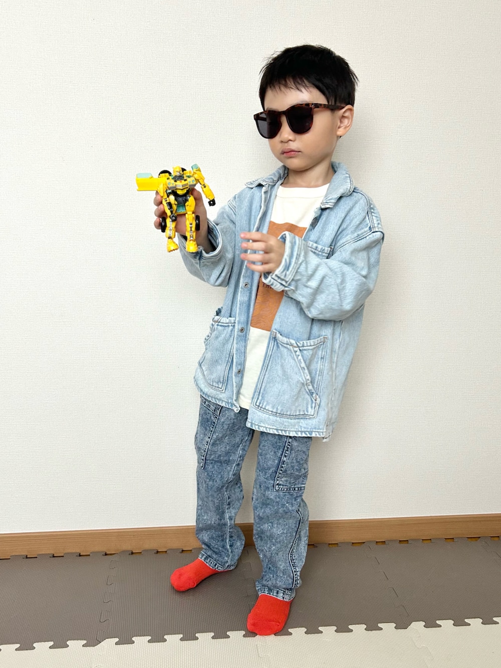 ホワイト系のTシャツ/カットソー、ブルー系のパンツ、ブルー系のデニムジャケットを着用したキッズの春コーディネートの3枚目の写真