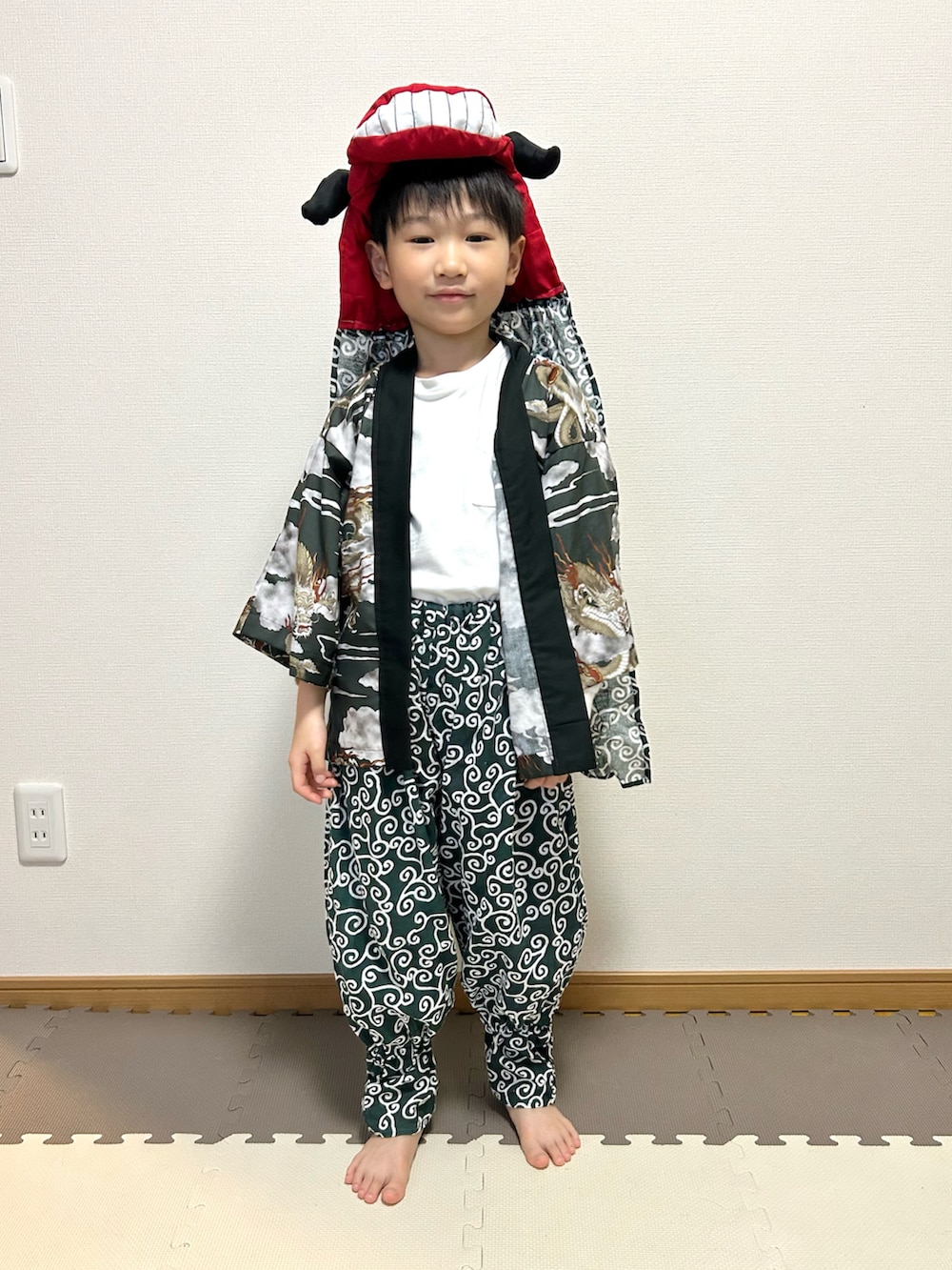 ベージュ系のその他を着用したキッズの冬コーディネートの3枚目の写真