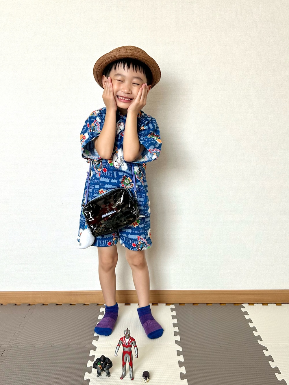 ブラック系のショルダーバッグ、ブラウン系のハット、ブルー系の浴衣を着用したキッズの夏コーディネートの5枚目の写真