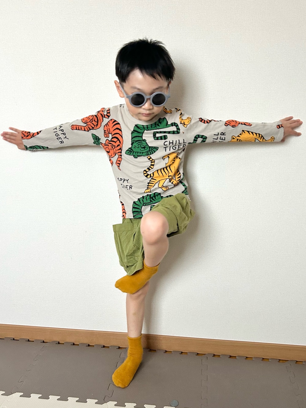 グリーン系のその他パンツ、その他のTシャツ/カットソー、グレー系のサングラスを着用したキッズの春コーディネートの3枚目の写真