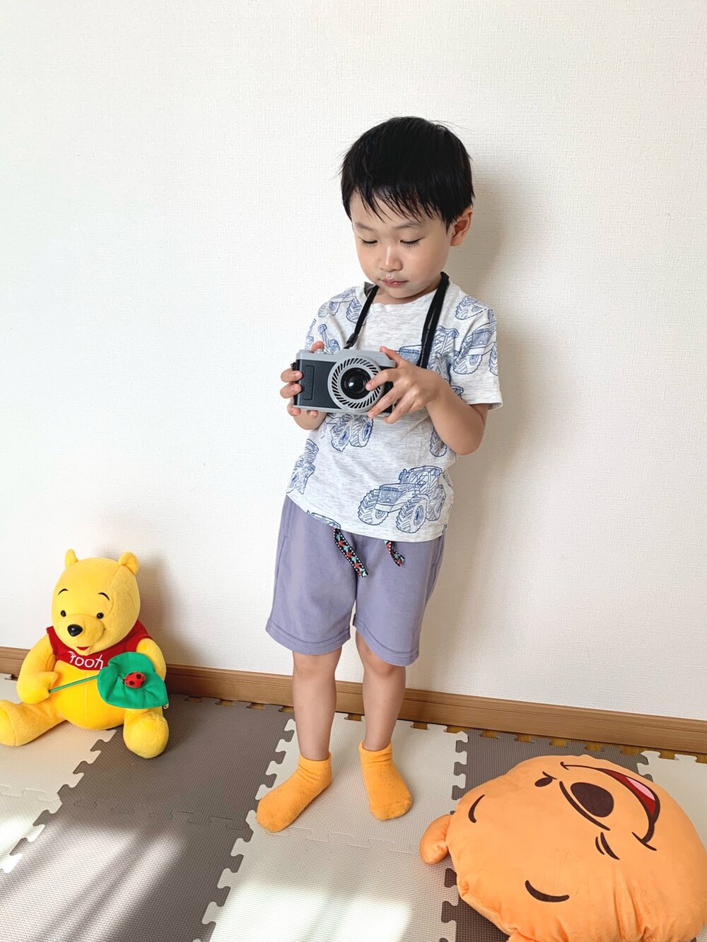 パープル系のその他パンツ、グレー系のTシャツ/カットソー、ホワイト系のショルダーバッグを着用したキッズの夏コーディネートの4枚目の写真