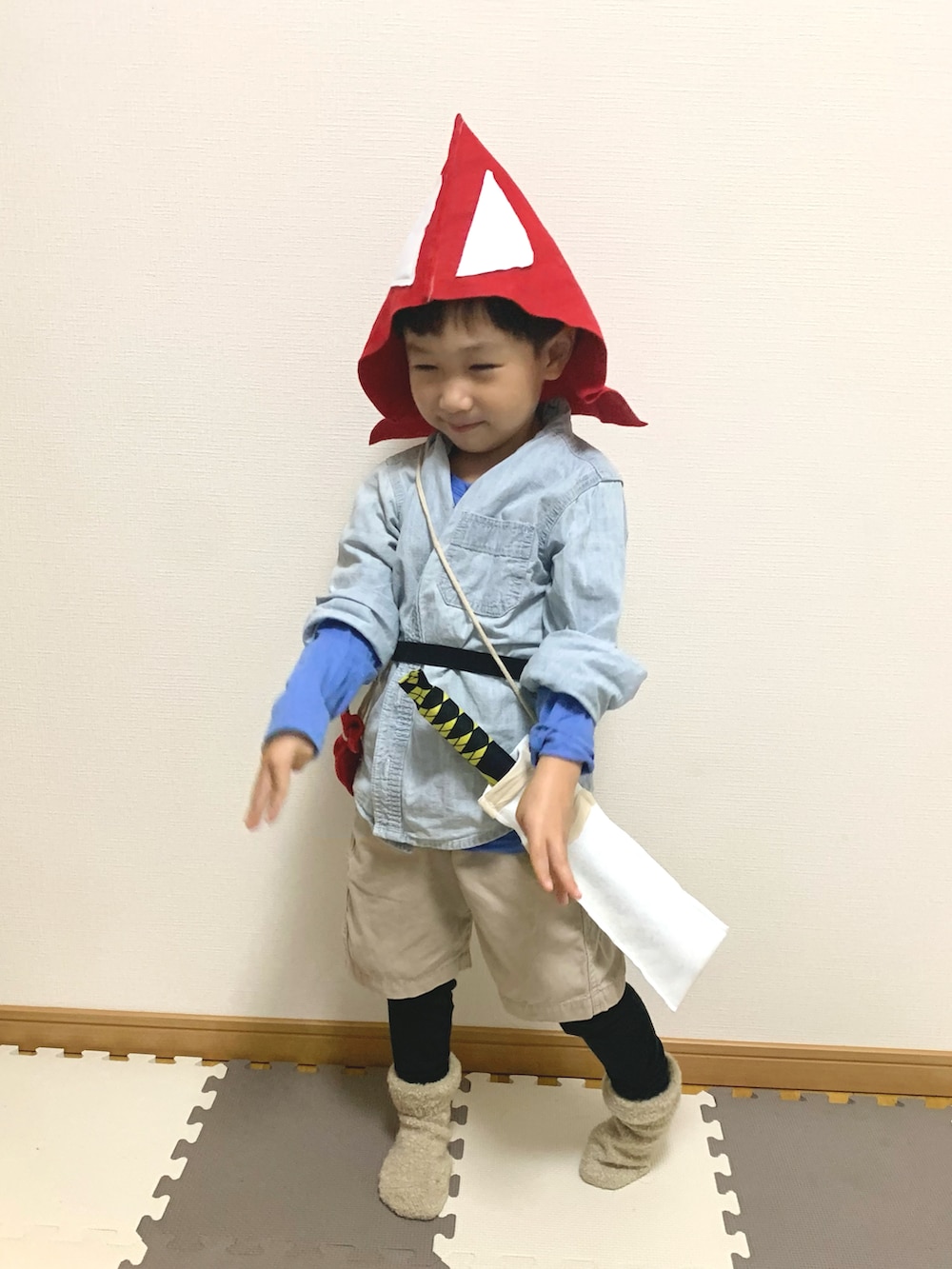 ブルー系のシャツ/ブラウス、ベージュ系のチノパンツ、ブラック系のその他パンツを着用したキッズの秋コーディネートの3枚目の写真