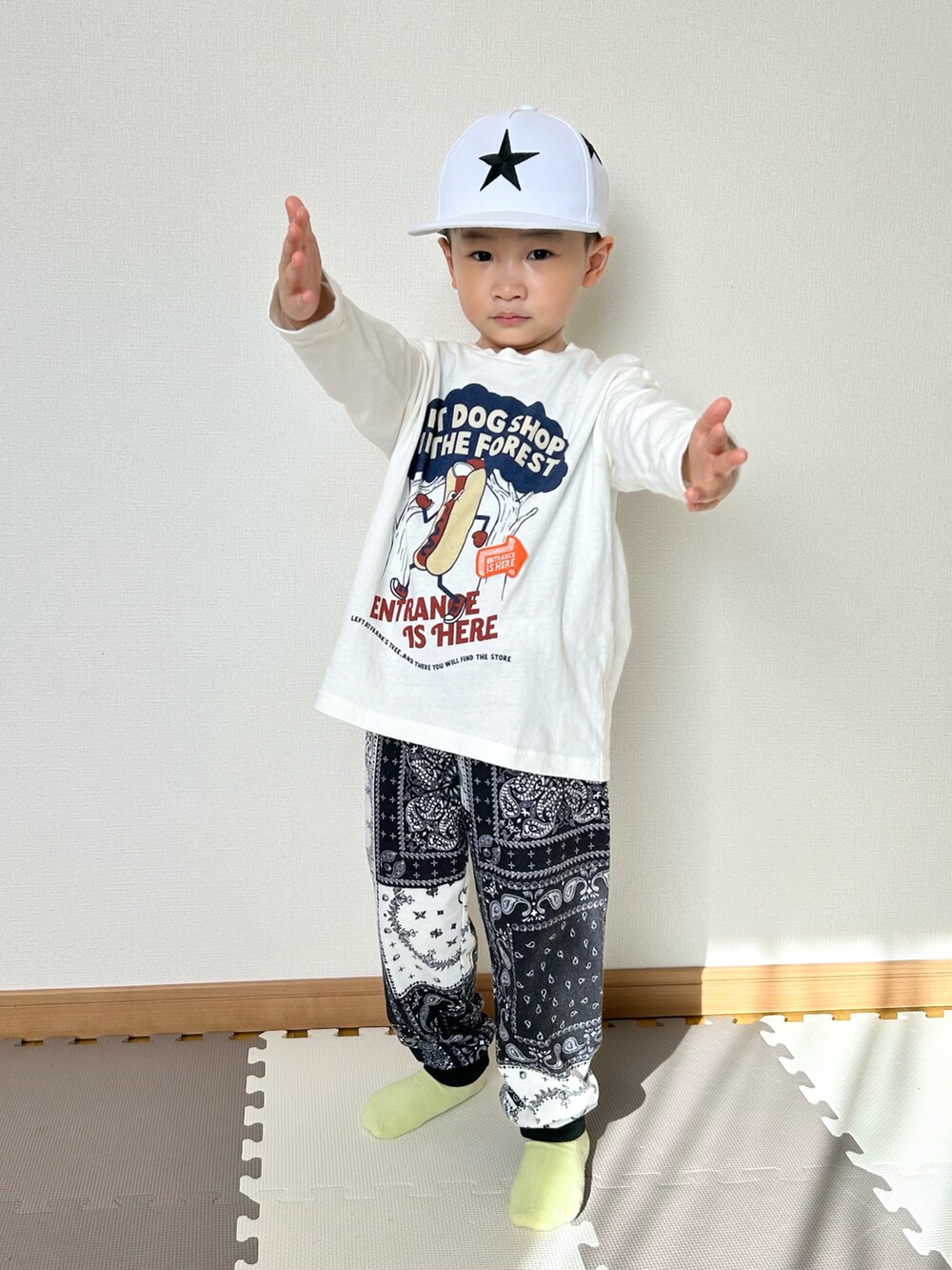 ホワイト系のTシャツ/カットソー、ブルー系のスウェットパンツ、その他のソックス/靴下を着用したキッズの春コーディネートの3枚目の写真