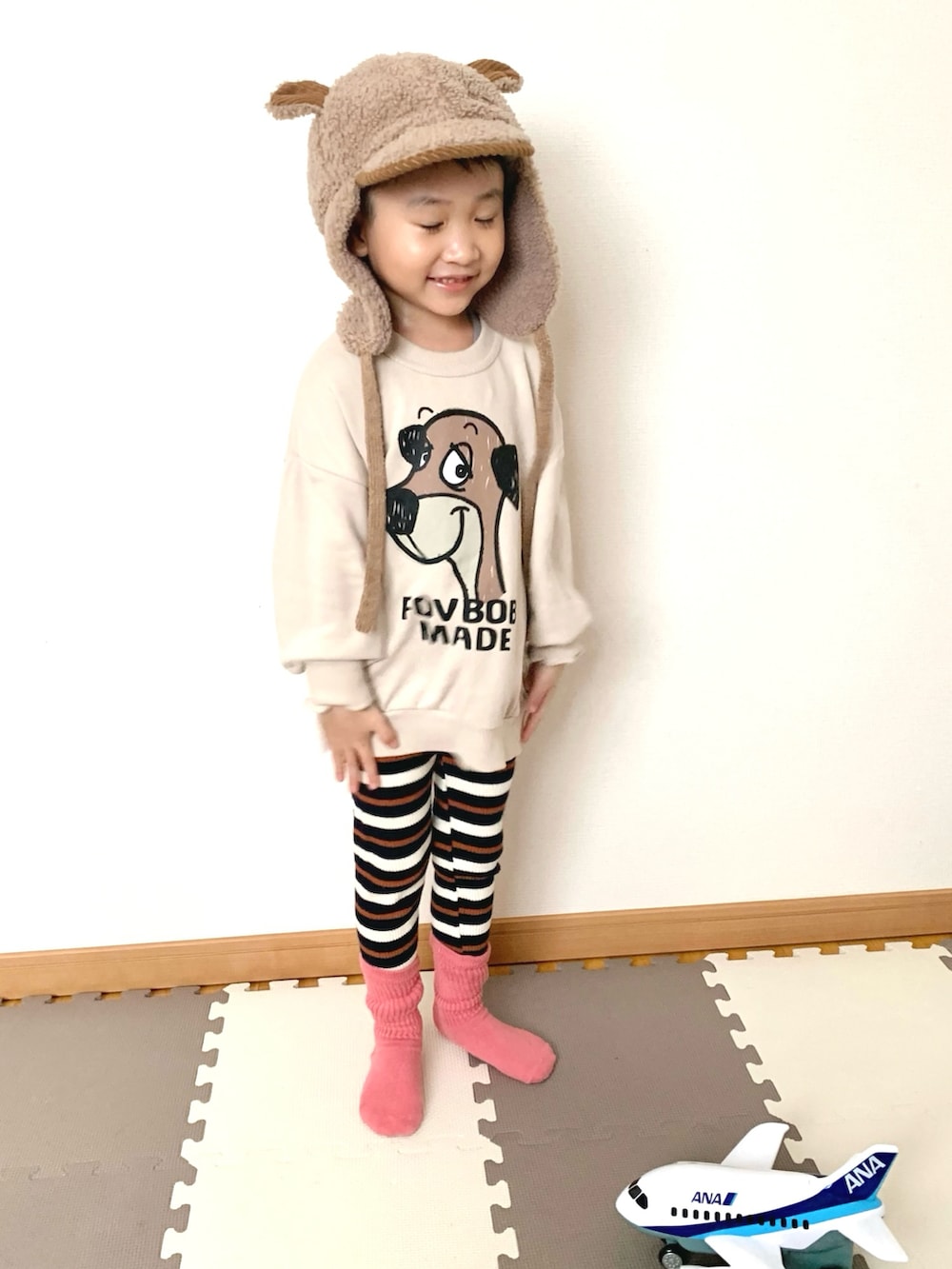 ホワイト系のスウェット、ブルー系のその他パンツ、ブラウン系の帽子を着用したキッズの冬コーディネートの3枚目の写真