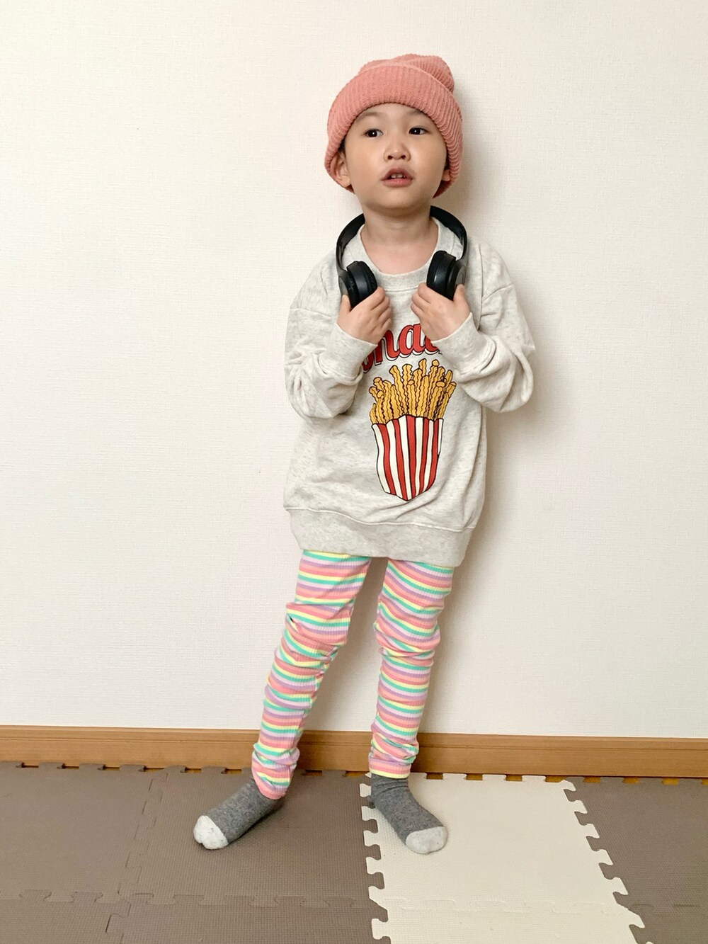 その他のスウェット、ピンク系のパンツ、ピンク系のニットキャップ/ビーニーを着用したキッズの春コーディネートの3枚目の写真
