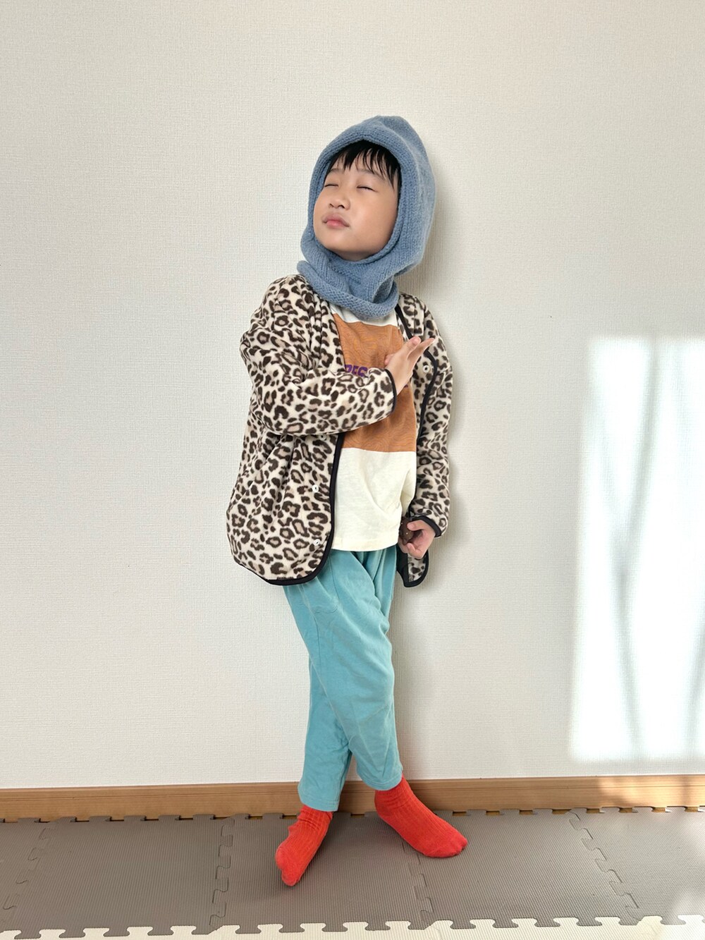 ホワイト系のTシャツ/カットソー、ベージュ系のカーディガン/ボレロ、ブルー系のその他パンツを着用したキッズの秋コーディネートの4枚目の写真