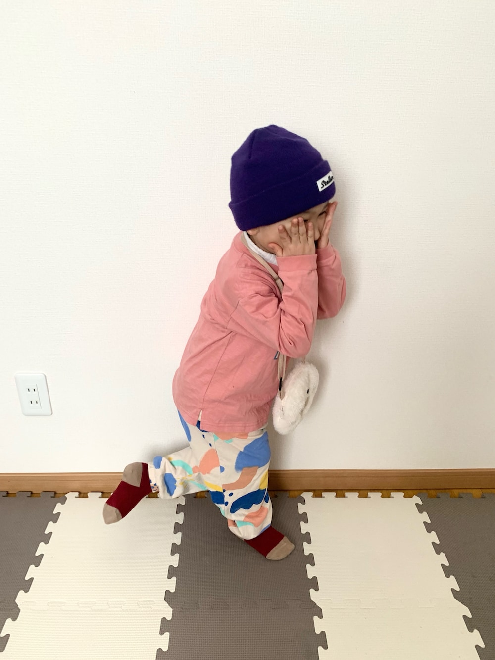 ピンク系のTシャツ/カットソー、その他のスウェットパンツ、ホワイト系のショルダーバッグを着用したキッズの冬コーディネートの3枚目の写真