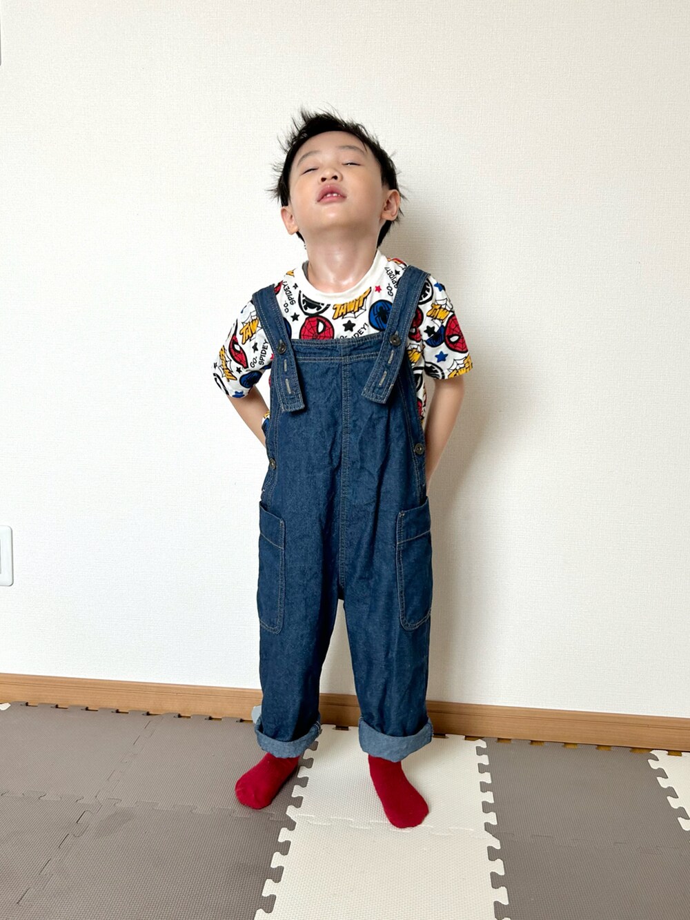 「プチプラ、夏コーデ、スパイダーマン、サロペット、夏だ！Tシャツ着よう！、Tシャツ、カラーソックス」｜「西松屋のアイテム（Tシャツ/カットソー、ホワイト系）」を使った、Genさん（キッズ・100cm）の夏コーディネートの5枚目の写真