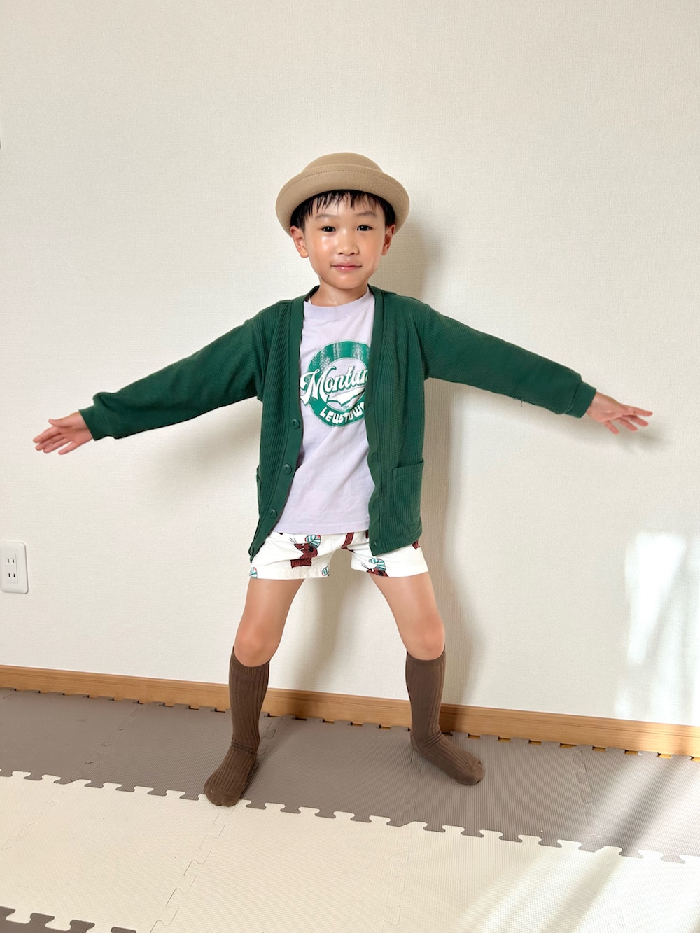 パープル系のTシャツ/カットソー、グリーン系のカーディガン/ボレロ、ホワイト系のTシャツ/カットソーを着用したキッズの秋コーディネートの2枚目の写真