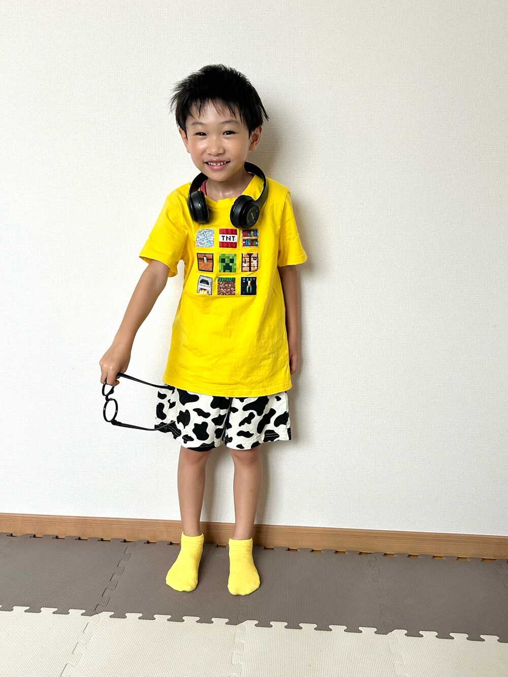 ホワイト系のその他パンツ、イエロー系のTシャツ/カットソー、その他のソックス/靴下を着用したキッズの夏コーディネートの5枚目の写真