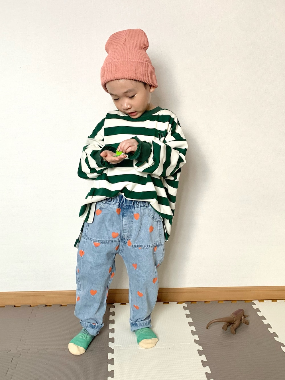 グリーン系のTシャツ/カットソー、ブルー系のデニムパンツ、その他のソックス/靴下を着用したキッズの冬コーディネートの5枚目の写真