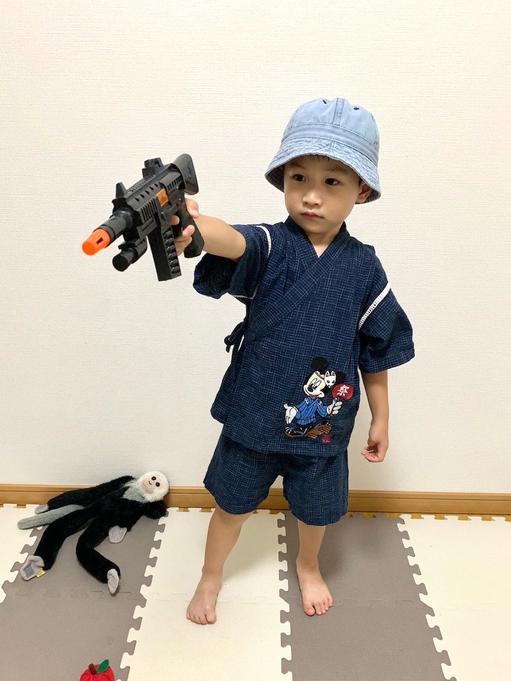 ブルー系のハット、ブルー系の浴衣、ブラック系のおもちゃを着用したキッズの夏コーディネートの5枚目の写真