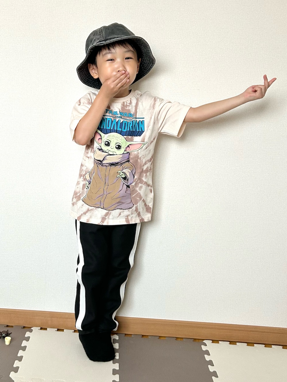 ピンク系のTシャツ/カットソー、ブラック系のその他パンツ、ブラック系のハットを着用したキッズの夏コーディネートの2枚目の写真