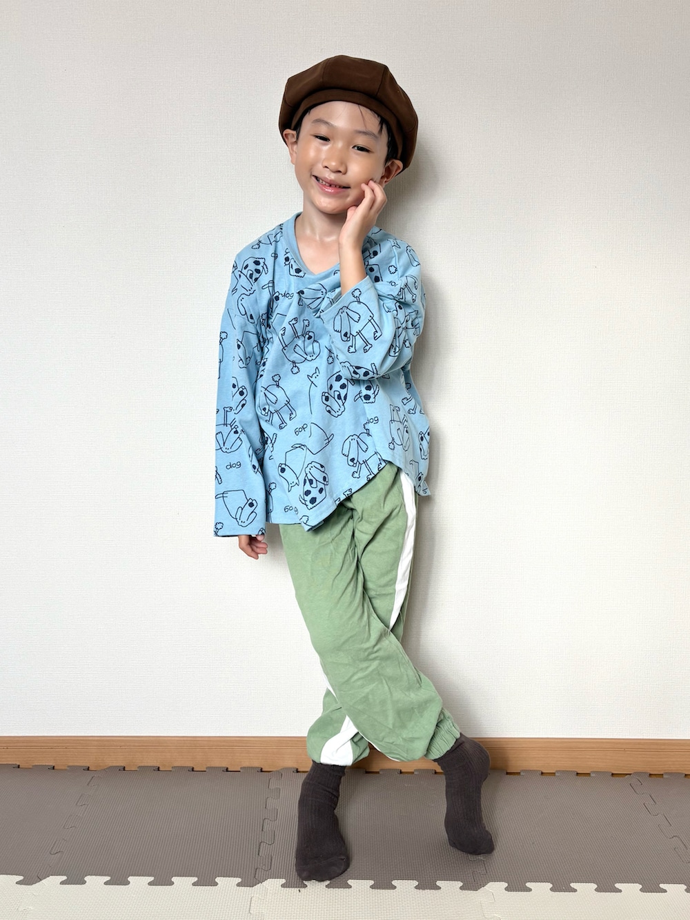 ブルー系のTシャツ/カットソー、グリーン系のスウェットパンツ、ブラウン系のソックス/靴下を着用したキッズの秋コーディネートの2枚目の写真