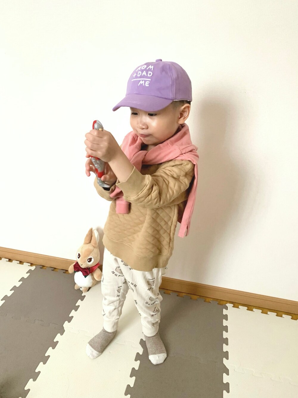 ベージュ系のスウェット、ホワイト系のスウェットパンツ、ピンク系のTシャツ/カットソーを着用したキッズの春コーディネートの3枚目の写真