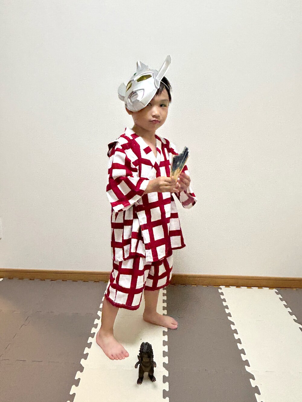 ブルー系のハット、レッド系の浴衣、レッド系のおもちゃを着用したキッズの夏コーディネートの5枚目の写真