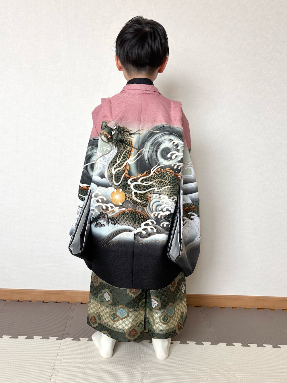 ピンク系の着物、その他のその他、その他のその他を着用したキッズの春コーディネートの3枚目の写真