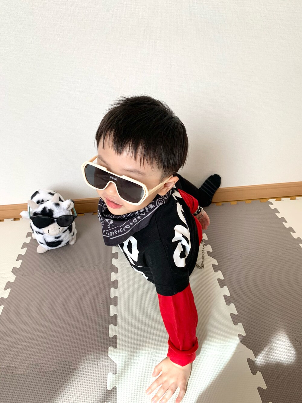 ブラック系のTシャツ/カットソー、レッド系のTシャツ/カットソー、ブラック系のその他パンツを着用したキッズの春コーディネートの5枚目の写真