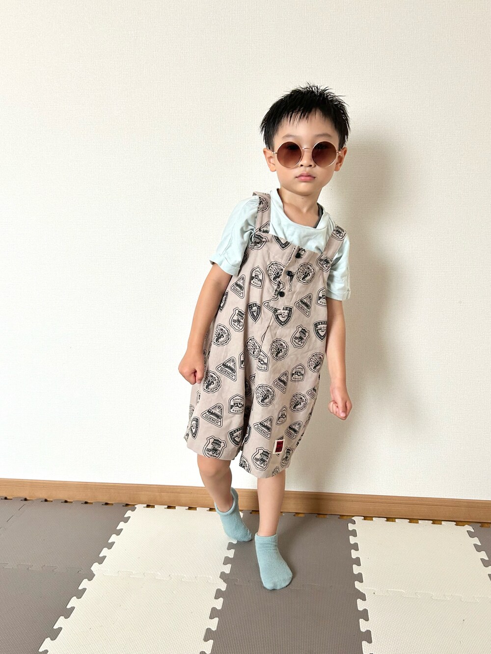 ブラウン系のサロペット/オーバーオール、グリーン系のTシャツ/カットソー、その他のおもちゃを着用したキッズの夏コーディネートの3枚目の写真