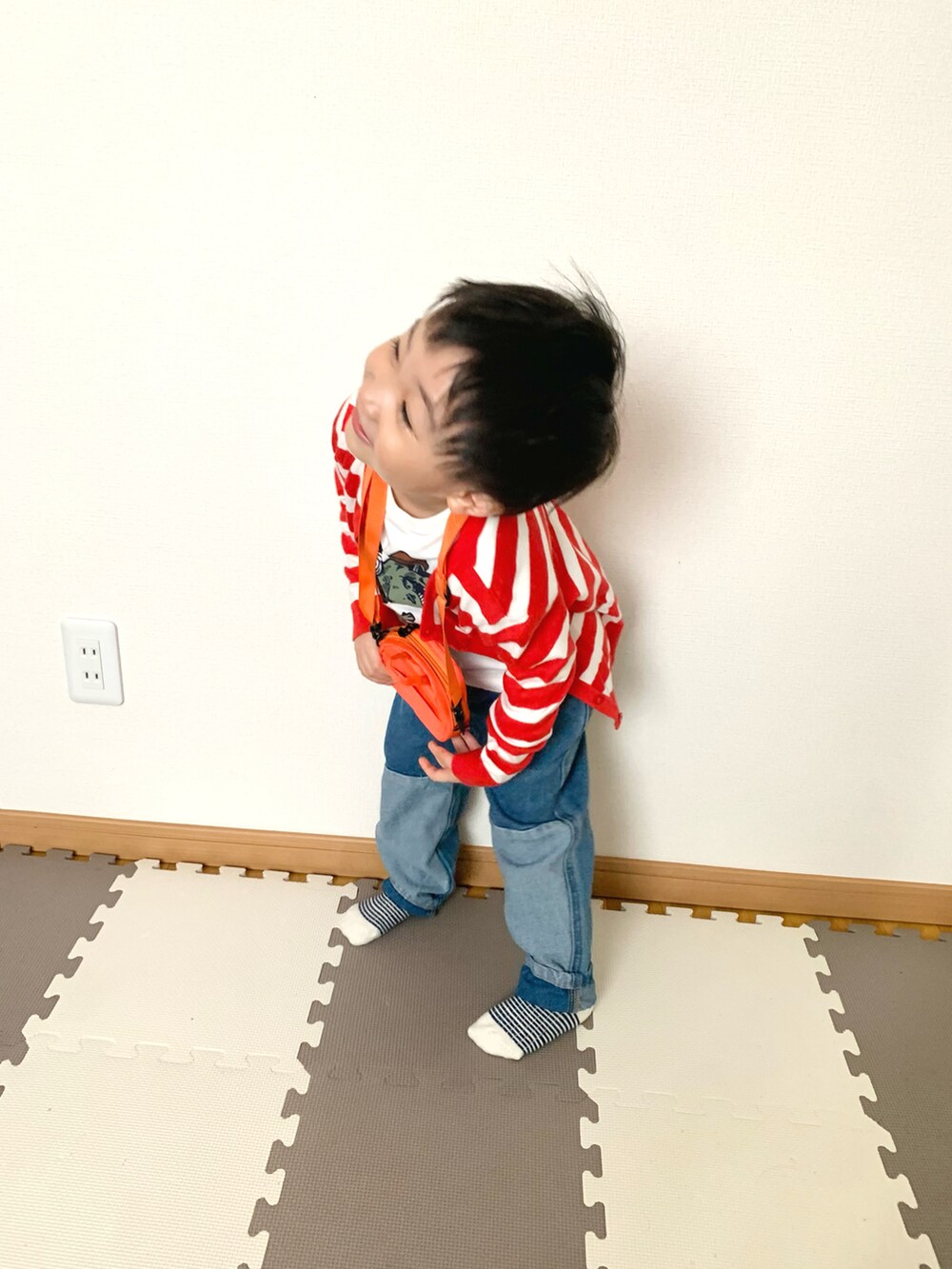 ホワイト系のTシャツ/カットソー、ブルー系のデニムパンツ、レッド系のカーディガン/ボレロを着用したキッズの春コーディネートの4枚目の写真